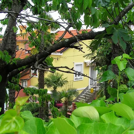 Bougainvilla Apartment *