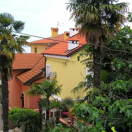 Bougainvilla Apartment *